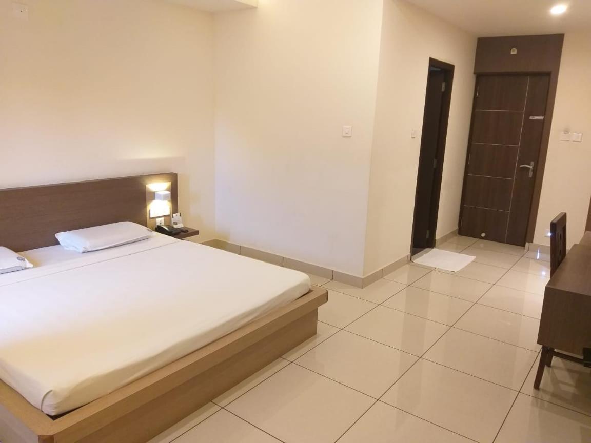 Shivaprasad Grand Hotel Kundapura Buitenkant foto